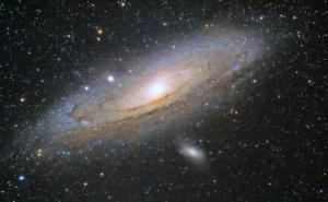 Foto: Alan Ćatović /  Galaksija Andromeda (M31) – veoma slična našoj, udaljena 2,5 miliona svjetlosnih godina. Andromeda nam se približava i u budućnosti će se sudariti sa našom galaksiijom. Najbolje se iz BiH vidi u jesen i zimu.